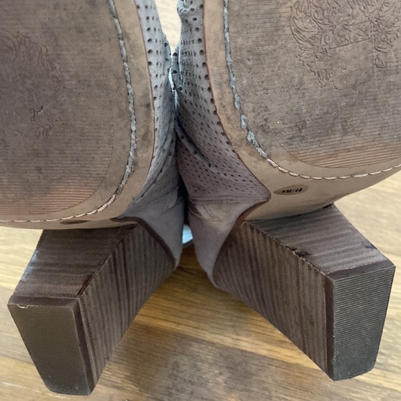 *last chance!!* Vince Camuto | Women’s tan suede side zip wedges - Picture 14 of 16